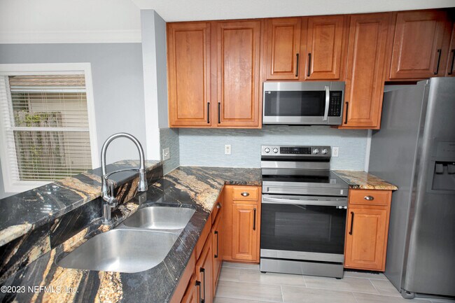 Building Photo - 757 MacKenzie Cir