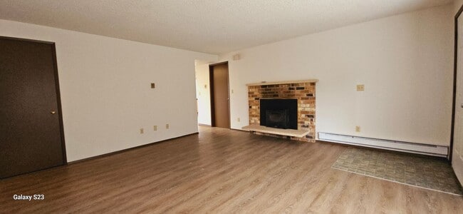 Building Photo - REDUCED - Puyallup 2bed/1.5 bath Duplex