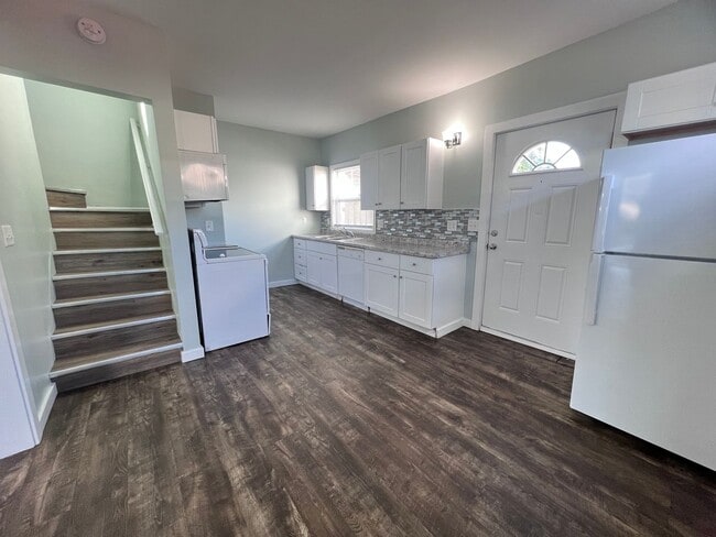 Building Photo - 3 bedroom home with main floor laundry!