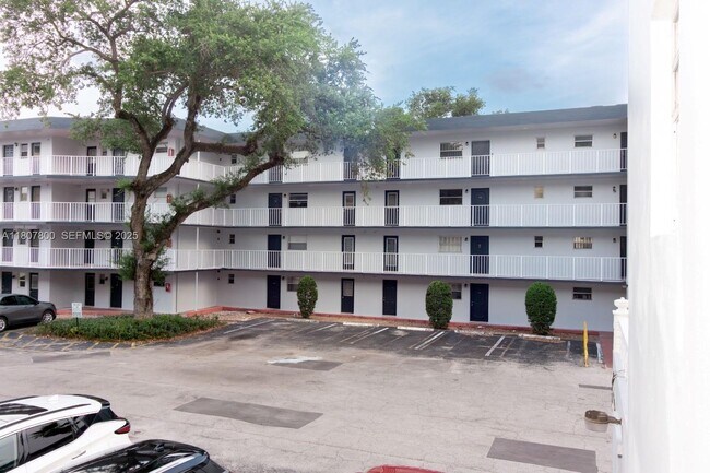 Building Photo - 447 NE 195th St