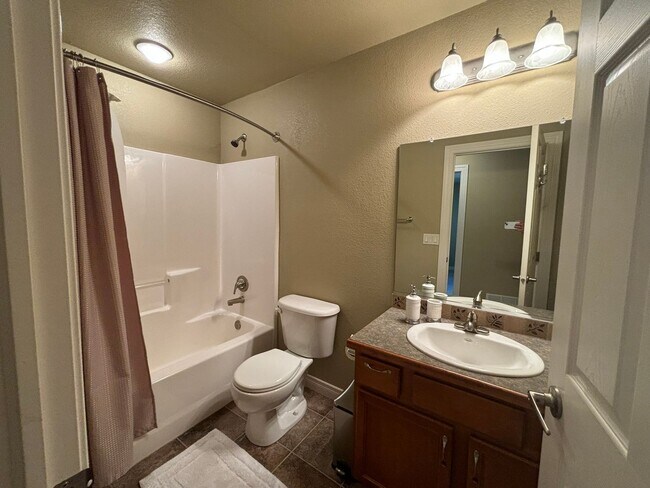 Building Photo - 3 BED | 3 BATH | TOWNHOME | DOUBLE GARAGE | WEST