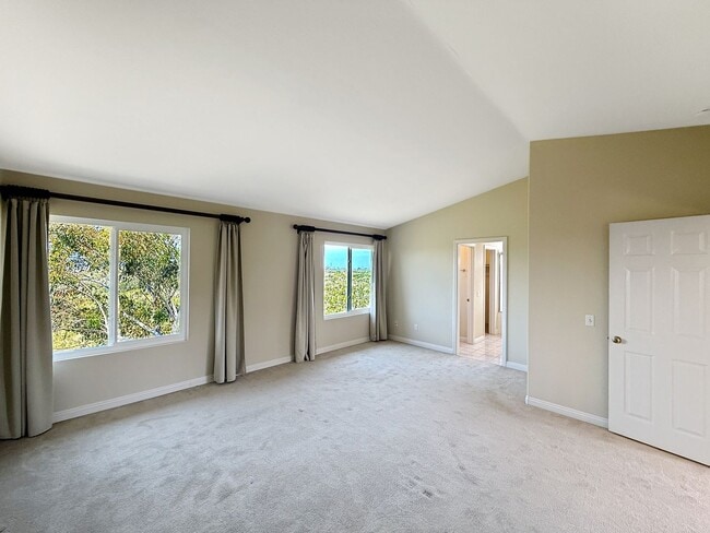 Building Photo - Beautiful 3B/2.5BA Home in Sorrento Valley...
