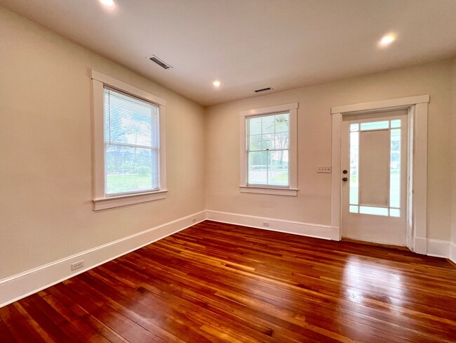 Building Photo - Charming 2 Bedroom Home - All utilities in...