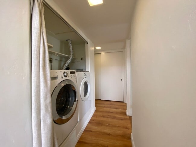 Building Photo - Lovely 2Bedroom, 2 Bathroom Condo!