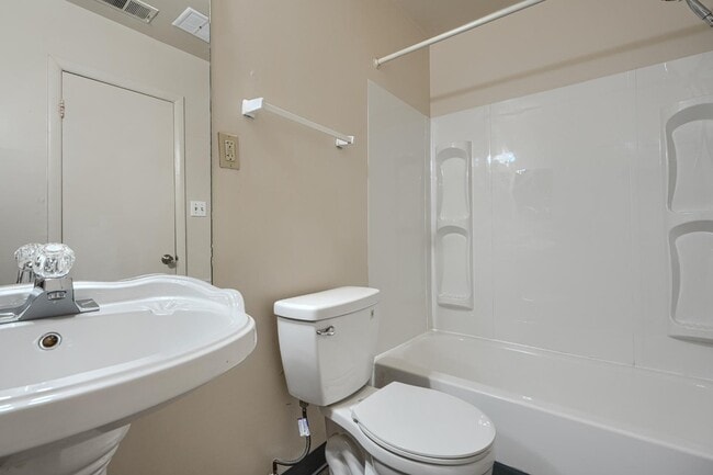 Building Photo - 14 Mountbatten Ct