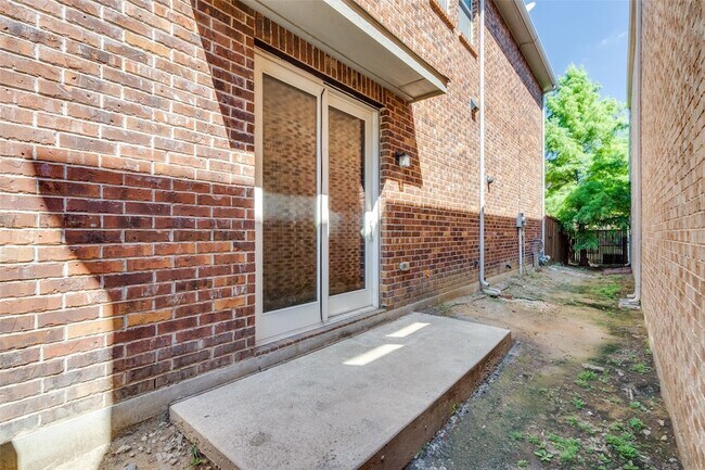 Building Photo - 616 Club Dr
