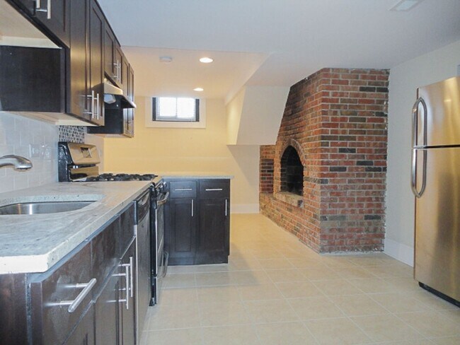 Primary Photo - 877 W Lill Ave