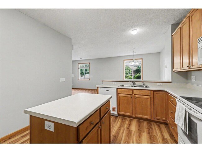 Building Photo - 130 River Woods Dr W