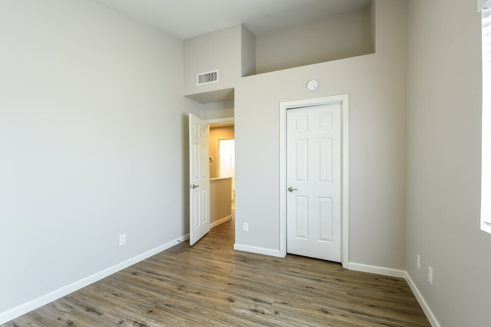 Building Photo - 2028 W Columbine Dr