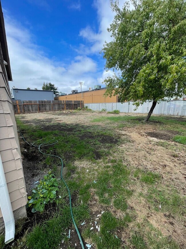 Building Photo - Convieniently located charming home with m...