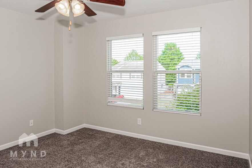 Building Photo - 3225 Lakeland Dr SW