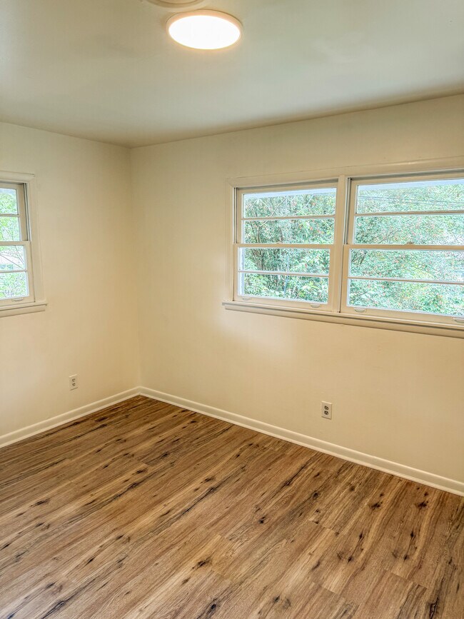 Building Photo - 633 Brookwood Dr