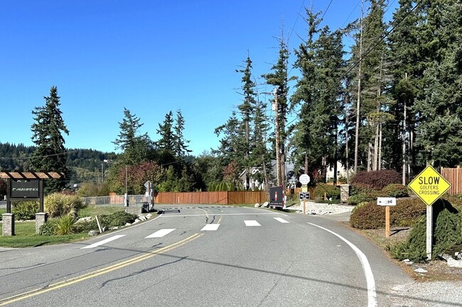 Building Photo - Beautiful Rambler in Gated Camaloch Golf c...