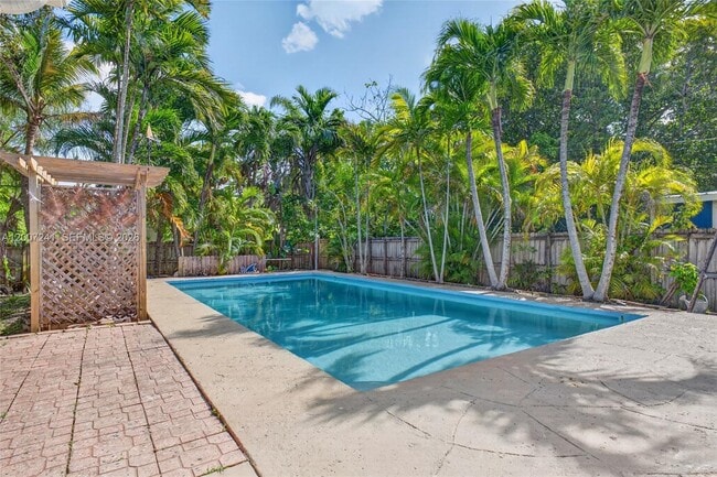 Building Photo - 1250 NE 133rd St