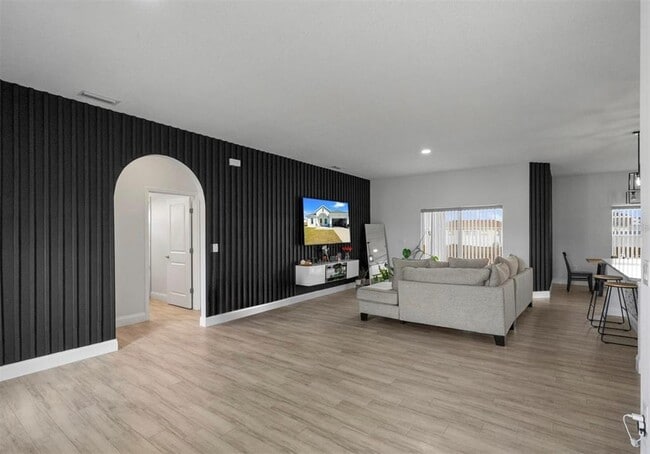 Building Photo - 817 Desmoines Pl