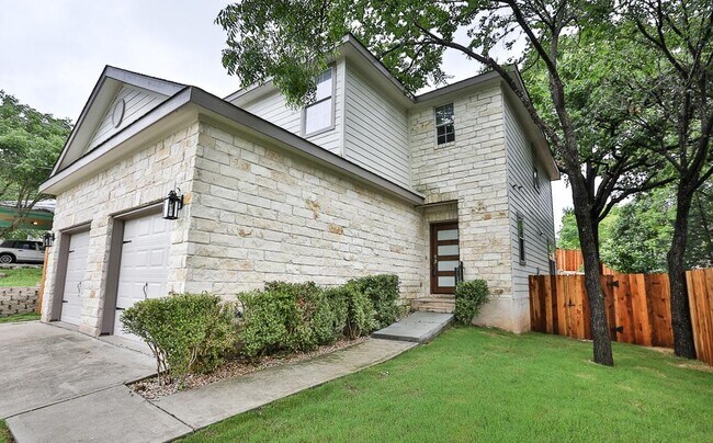 Building Photo - 1700 Perez St