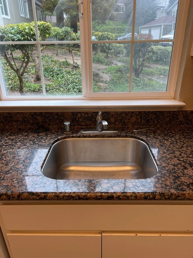 Building Photo - Ground floor Condo with sky views, Benicia