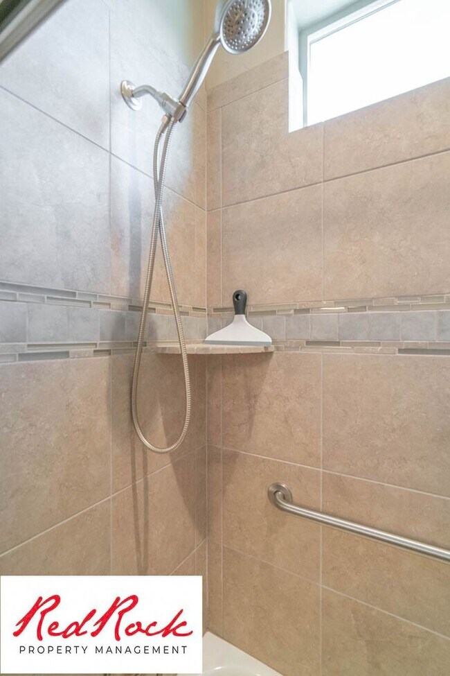 Building Photo - Stunning 2 Bedroom Fully Furnished Home. Community Pool & Mini Golf!