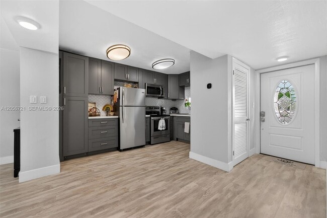 Building Photo - 681 S Hollybrook Dr