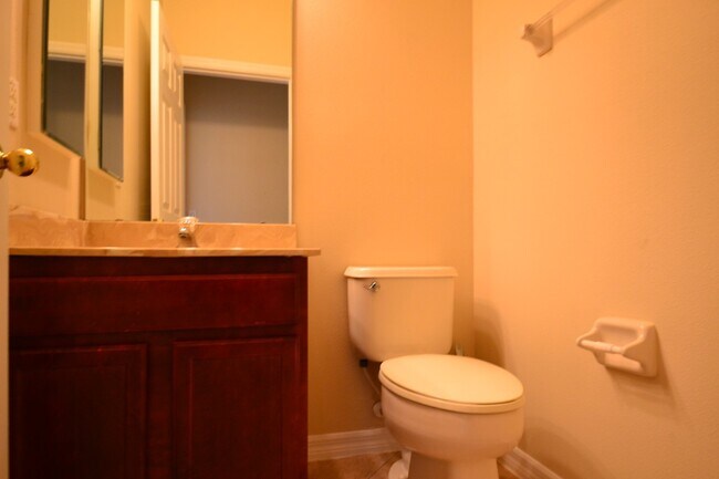 Building Photo - 4 BR Lakefront & Pool Home