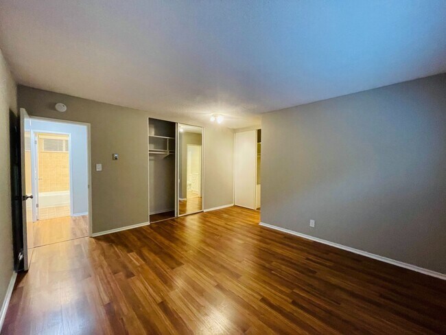 Building Photo - 2 Bedroom, 2 Bath Condo Blocks to the Beach, Pet Friendly, Sunset Views, Parking!