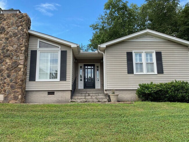 Building Photo - A little slice of paradise within minutes to downtown Greenviille