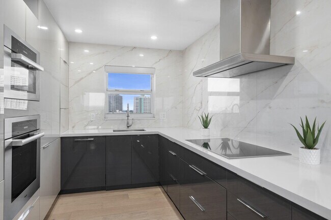 Building Photo - 511 Bayshore Dr