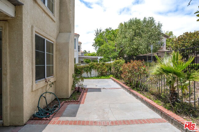 Building Photo - 18639 W Nathan Hill Dr