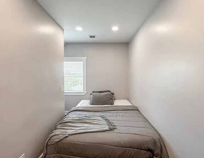 Building Photo - 468 Salem St