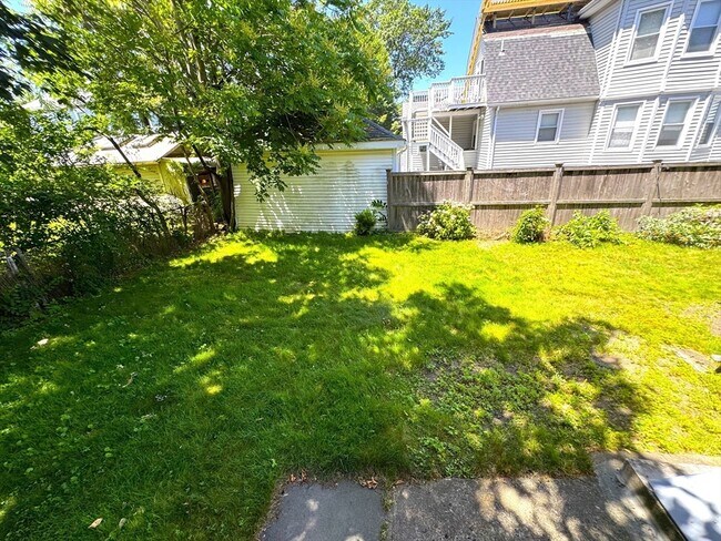 Building Photo - 23-25-25 Fuller St