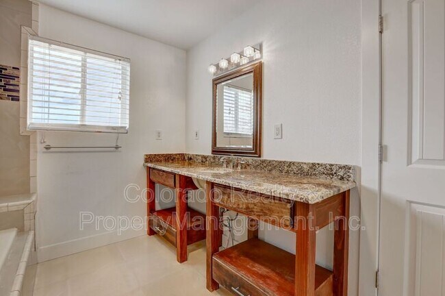 Building Photo - 2581 S Hazel Ct