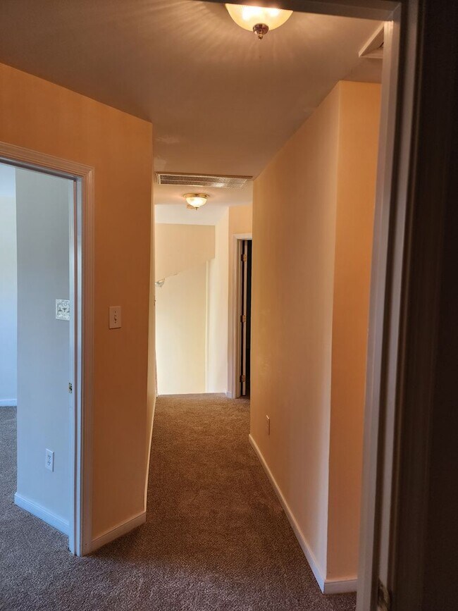 Building Photo - Beautiful 5 Bedroom Home in Watermill Subdivision!