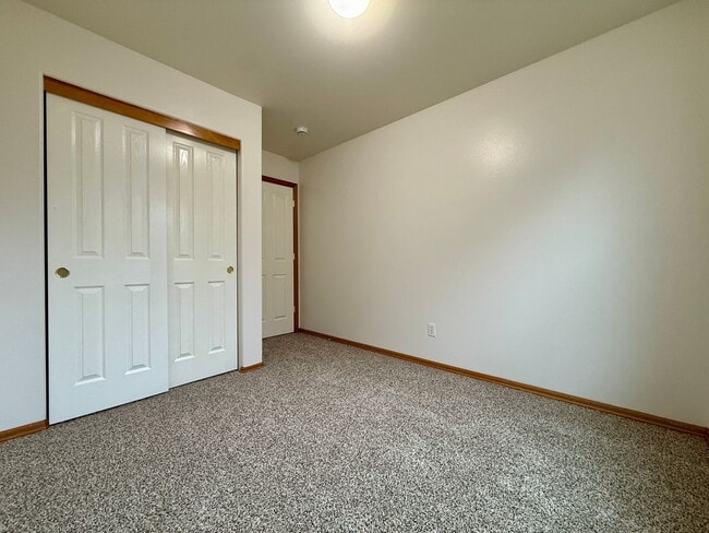 Building Photo - COME TAKE A LOOK AT THIS BEAUTIFUL NEWLY UPDATED HOME IN REDMOND!!