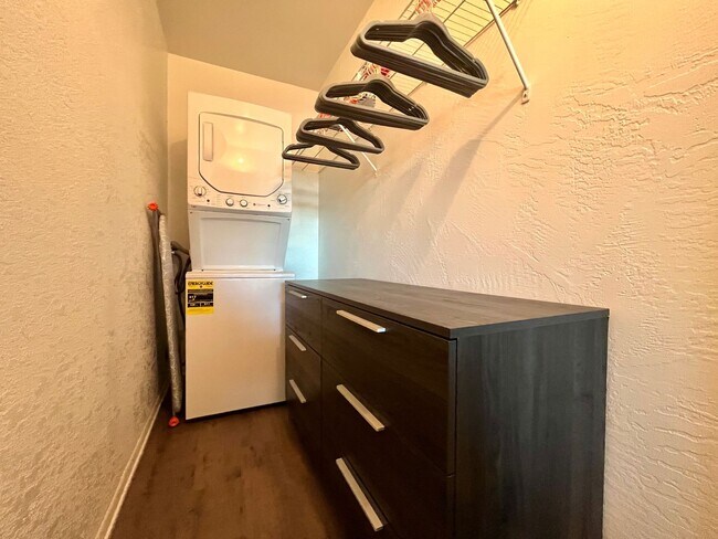 Building Photo - Raven at Bay Pines