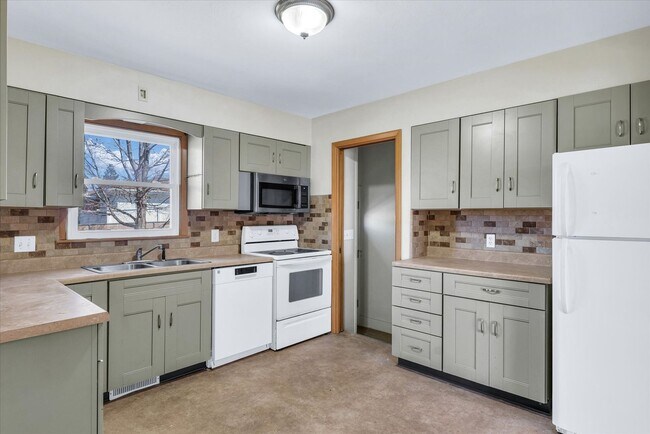 Building Photo - 220 Ivanhoe Way