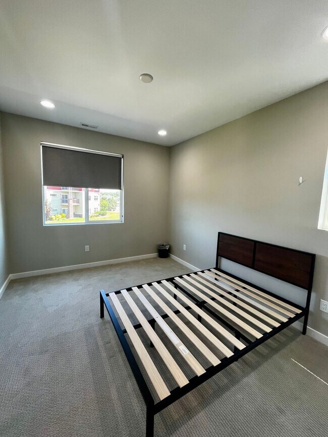 Building Photo - Modern 3-Bedroom Home Close to Gallatin Co...