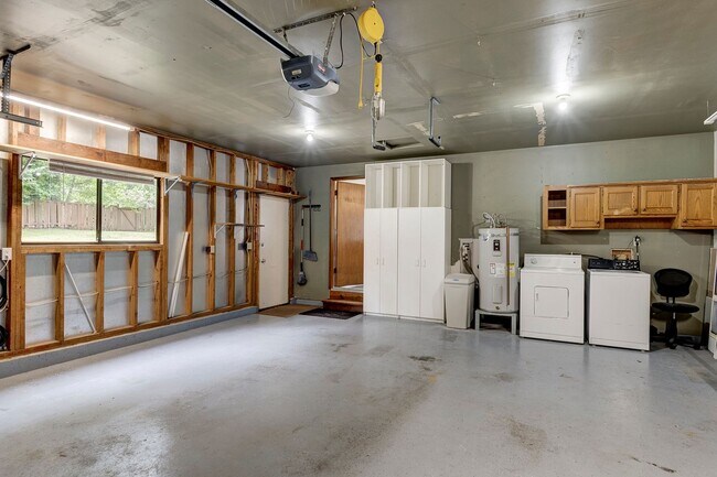 Building Photo - Cozy Home Close to Beach! Your New 3 Bed, ...