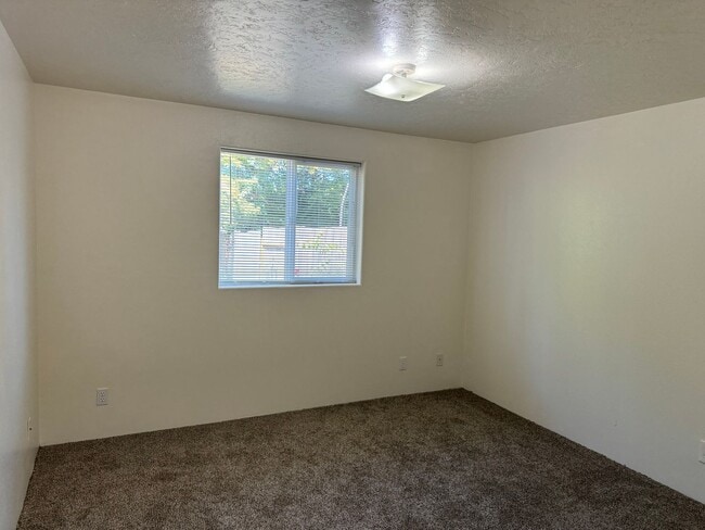 Building Photo - 4 bedroom 1.5 bathroom duplex