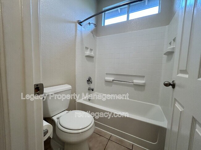 Building Photo - 523 Cascade Dr