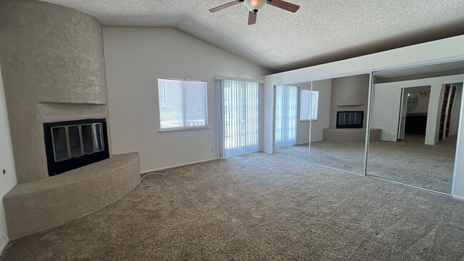 Building Photo - West Palmdale Home
