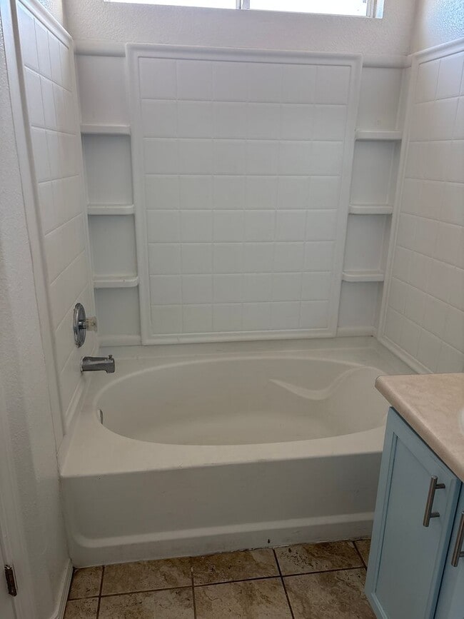 Building Photo - 5 Bedroom House