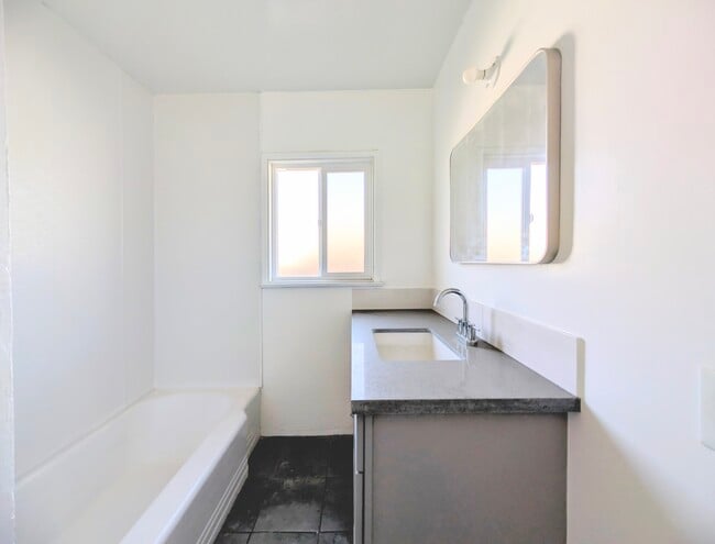 Building Photo - 865 N Glassell St