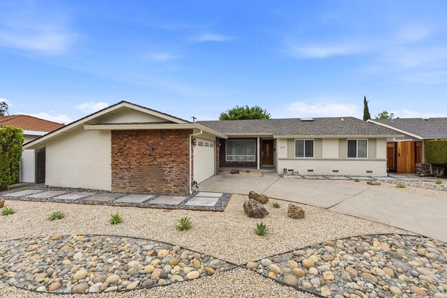 Building Photo - Move-In Ready Blossom Hill Gem – New Bathrooms and many upgrades!