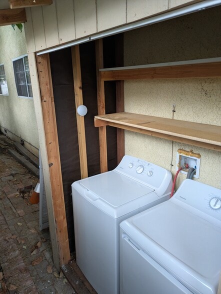 Washwer and dryer is shed on side of unit - 17915 Erwin St