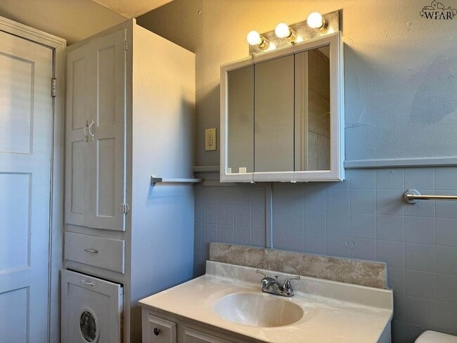 Building Photo - 1801 Rose St