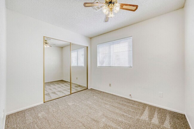 Building Photo - Newly painted and new carpet!