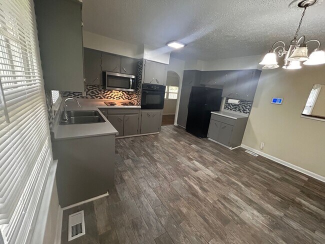 Building Photo - Beautiful 3 BED- 2BA with bonus room fenced in yard