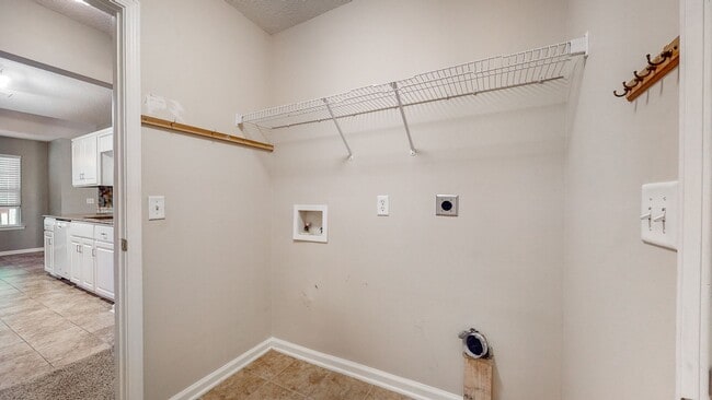 Building Photo - 4 Bedrooms, 2 Bathrooms in the Heart of Richmond Hill - Mulberry Subdivision