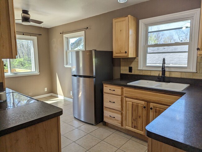 Building Photo - AVAILABLE NOW! - 2 Bedroom / 1 Bath Home i...