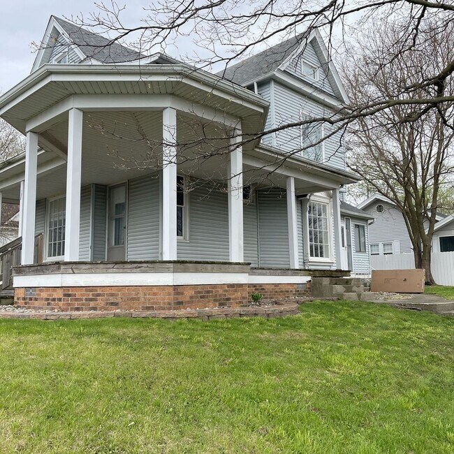 Primary Photo - Small Town home ready for lease!